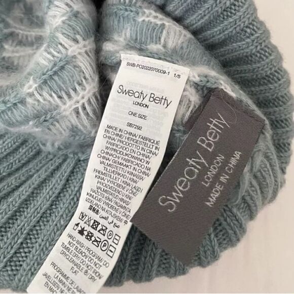 NWT SWEATY BETTY ANIMAL JACQUARD BEANIE IN BLUE LEOPARD PAINT JACQUARD main image 4